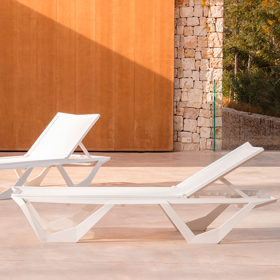 Voxel outdoor lounger 